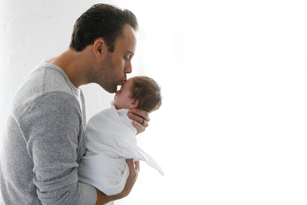 newborn-photography-ideas-dad kissing baby