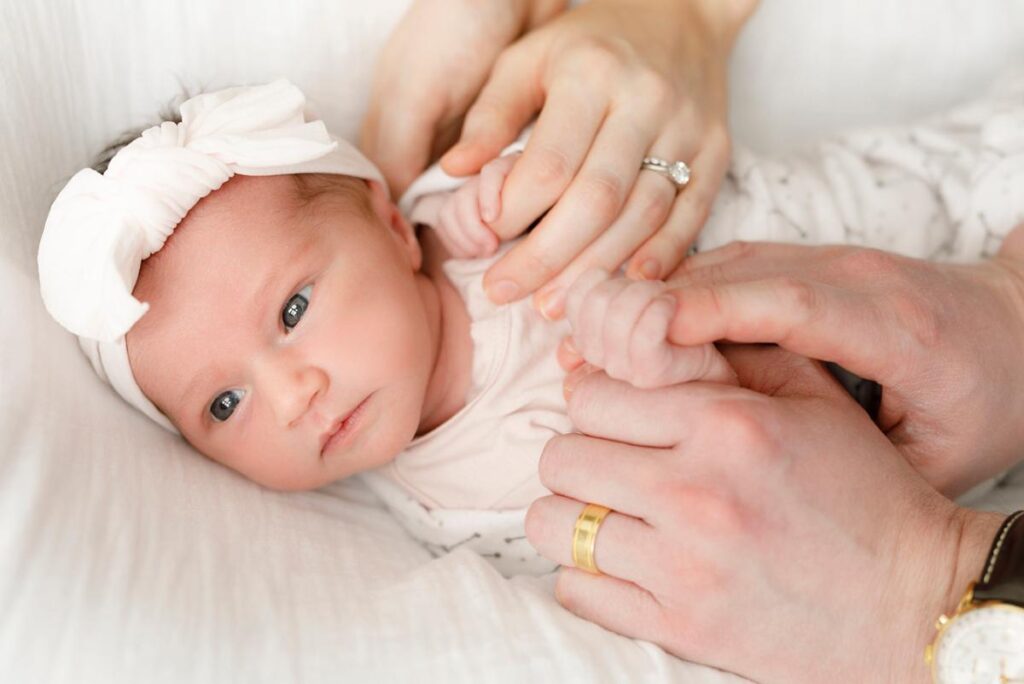 newborn-photography-ideas-parents hands