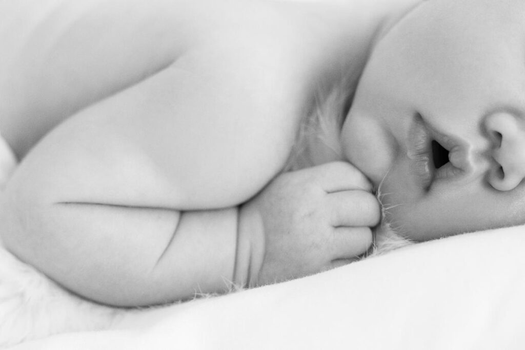 newborn-photography-ideas-black and white mouth