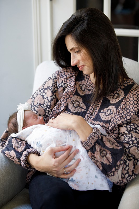 newborn-photography-ideas-mom nursing