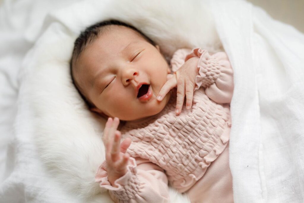 newborn-photography-ideas-open mouth and hands