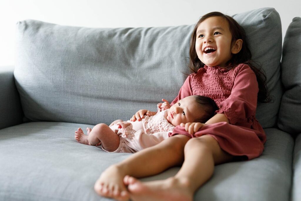 newborn-photography-ideas-big sister holding little sister