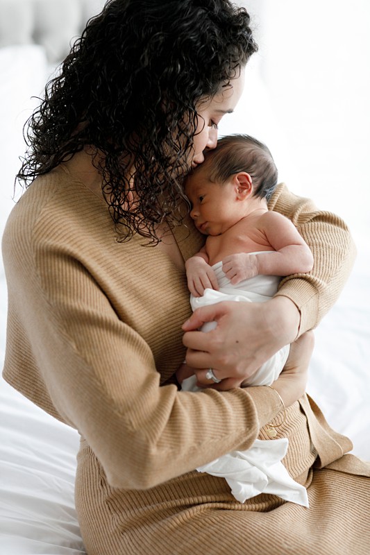 newborn-photography-ideas-mom kissing baby