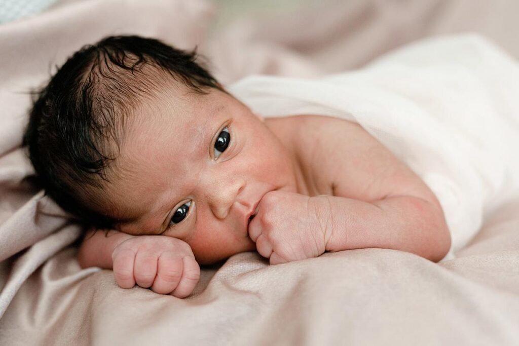 newborn-photography-ideas-baby sucking hand