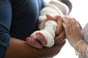 newborn-photography-ideas-feet and hands