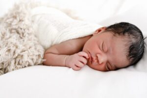 newborn-photography-ideas-baby on belly