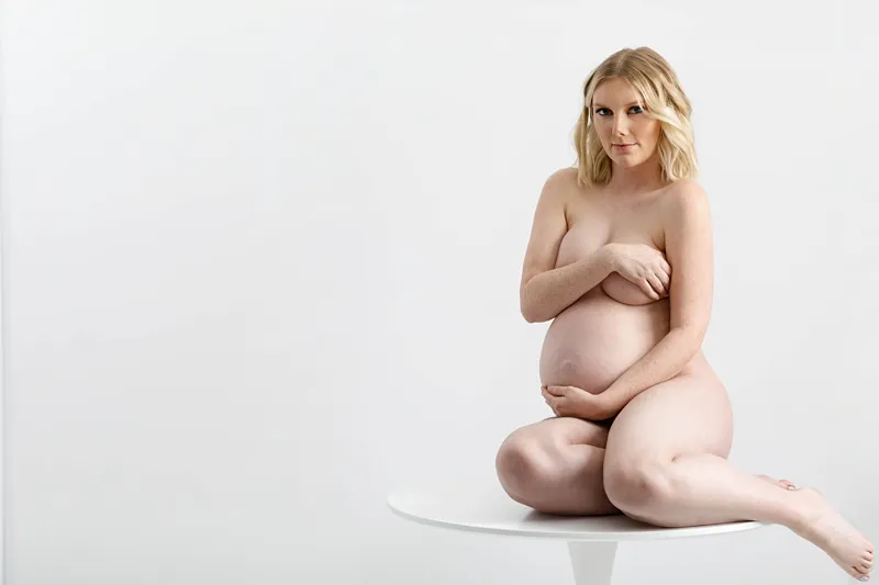 pregnant woman posing nude for maternity photos in a chicago photo studio